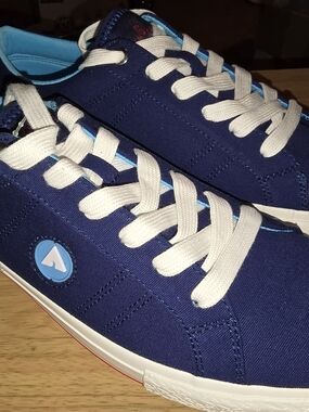 AIRWALK MEN'S NAVY/WHITE BRAND NEW SIZE 10.5 SKATE/CASUAL IDEAL FOR ALL ATTIRES